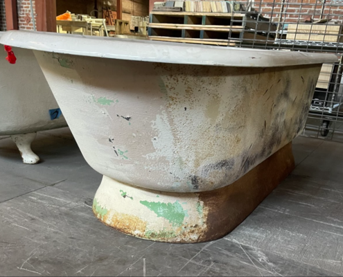 Pedestal Bathtub